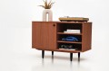 Mała komoda na drewnianych nogach z dębu fornir w kolorze tek do pokoju lub biura