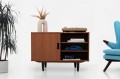 Mała komoda na drewnianych nogach z dębu fornir w kolorze tek do pokoju lub biura