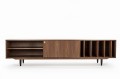 Drewniana komoda pod telewizor z przesuwanymi drzwiami z orzecha amerykańskiego w kolorze ciemnego brązu