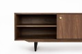 Drewniana komoda pod telewizor z przesuwanymi drzwiami z orzecha amerykańskiego w kolorze ciemnego brązu