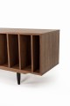 Drewniana komoda pod telewizor z przesuwanymi drzwiami z orzecha amerykańskiego w kolorze ciemnego brązu